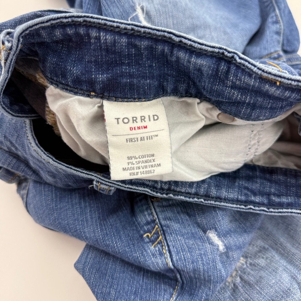 Torrid Denim First At Fit Distressed Bermuda Shorts Blue Medium Wash Womens 14 - Picture 3 of 8